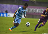 ドリブル突破する富樫 佑太（琉球）。3試合連続となるゴールを奪う活躍で勝利に貢献【明治安田Ｊ３ 第21節 藤枝vs琉球】