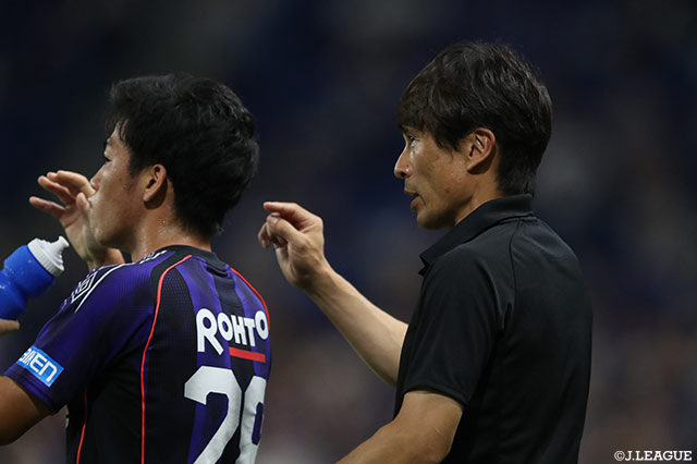 高 宇洋に指示をする宮本 恒靖監督（Ｇ大阪）。高や市丸 瑞希、一美 和成など、スタメンに21歳以下の選手計5名を送り込む積極采配【ルヴァンカップ 準々決勝　第1戦 Ｇ大阪vs横浜FM】