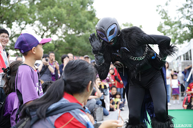 京都に頼もしい味方！？ヤサガラスが来場！！【明治安田Ｊ２ 第32節 京都vs金沢】