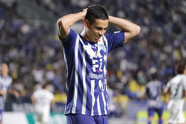 ドゥドゥが得意のドリブルからシュートを狙うも惜しくも得点とはならず【明治安田Ｊ２ 第32節 福岡vs松本】