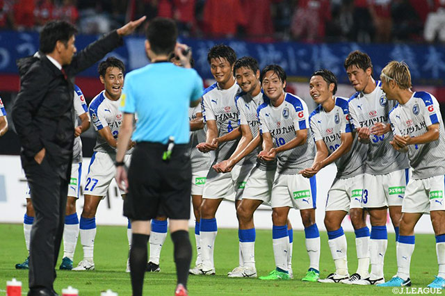 PKを三平 和司が落ち着いて決め、アウェイの大分が先制！チームメイトとともに三平の第一子誕生を祝うゆりかごダンスを披露【明治安田Ｊ２ 第32節 熊本vs大分】