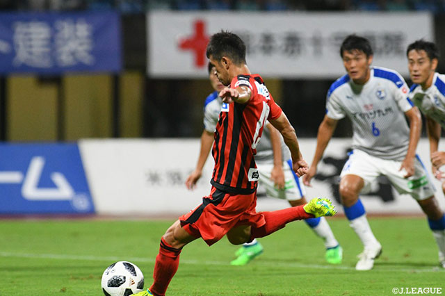 PKのチャンスに八久保 颯が右足を振り抜く！GKに触られるも、ボールはネットを揺らし熊本が同点に追いつく！【明治安田Ｊ２ 第32節 熊本vs大分】