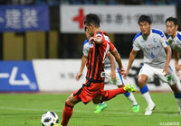 PKのチャンスに八久保 颯が右足を振り抜く！GKに触られるも、ボールはネットを揺らし熊本が同点に追いつく！【明治安田Ｊ２ 第32節 熊本vs大分】