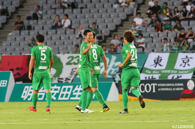 井林 章のロングボールを北爪 健吾がクリアミス。これがゴールに吸い込まれ、東京Ｖが思わぬ形で先制点を獲得【明治安田Ｊ２ 第32節 東京Ｖvs横浜FC】