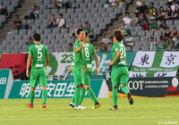 井林 章のロングボールを北爪 健吾がクリアミス。これがゴールに吸い込まれ、東京Ｖが思わぬ形で先制点を獲得【明治安田Ｊ２ 第32節 東京Ｖvs横浜FC】