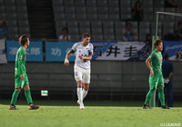 イバの強烈なヘディングシュートが決まり、横浜FCが1点を返す【明治安田Ｊ２ 第32節 東京Ｖvs横浜FC】