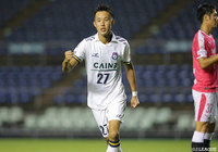 前半終了間際、味方の落としに反応した大島 康樹（群馬）がシュートを放つとボールはポストに当たってゴールに吸い込まれる！【明治安田Ｊ３ 第22節 C大23vs群馬】