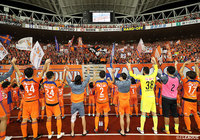 5得点を奪い、ホームで大勝した新潟。8試合ぶりの勝利を駆けつけたサポーターと喜んだ【明治安田Ｊ２ 第32節 新潟vs岐阜】