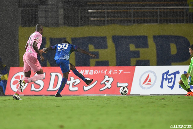 7分、ロングボールに抜け出したピーターウタカが左足でゴール右のサイドネットに流し込み先制に成功。ウタカは2試合連続となるゴールをマーク【明治安田Ｊ２ 第32節 徳島vs栃木】