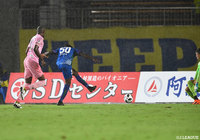 7分、ロングボールに抜け出したピーターウタカが左足でゴール右のサイドネットに流し込み先制に成功。ウタカは2試合連続となるゴールをマーク【明治安田Ｊ２ 第32節 徳島vs栃木】