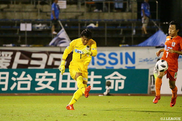 GKの清水 健太（讃岐）は前半のファインセーブなど、90分を通しゴールを許さなかった【明治安田Ｊ２ 第32節 愛媛vs讃岐】