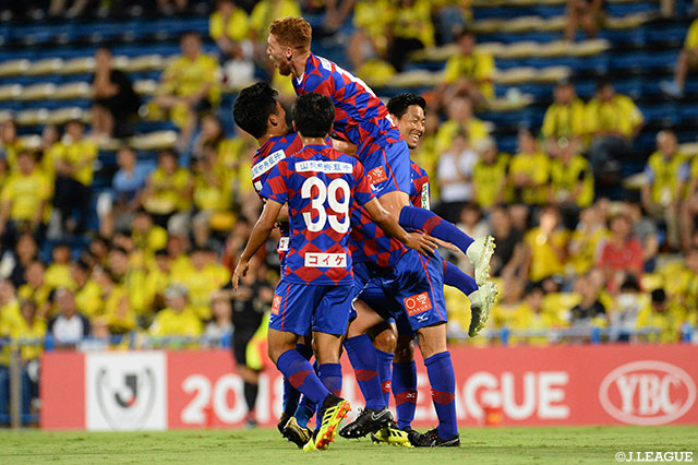 小出 悠太が強烈なミドルシュートを放つと、味方のフェフージンに当たってボールはゴール左上に決まり、アウェイの甲府が先制に成功！【ルヴァンカップ 準々決勝　第2戦 柏vs甲府】