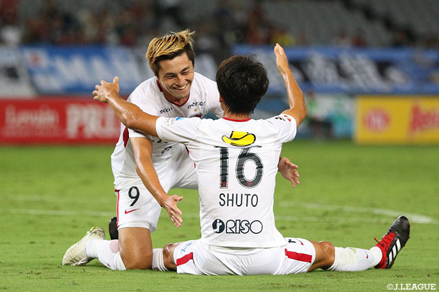 続けざまに2ゴールを決めた山本 脩斗（鹿島）。ピッチに倒れたまま鈴木 優磨と抱き合い歓喜を爆発させる【ルヴァンカップ 準々決勝　第2戦 川崎Ｆvs鹿島】