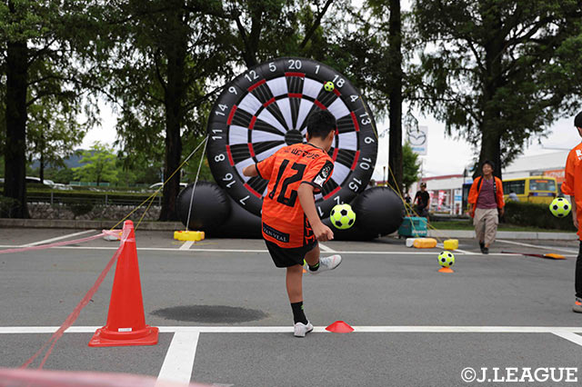 フットダーツにチャレンジ！ど真ん中にボールを当てて豪華賞品GETだ！【明治安田Ｊ２ 第32節 山口vs山形】