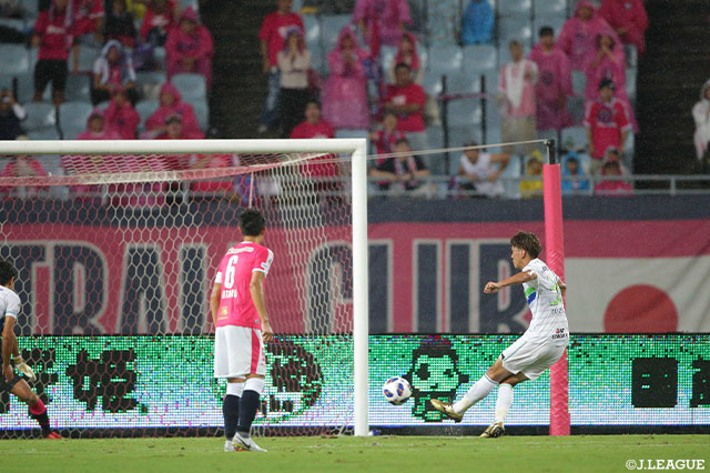 前半終了間際に自ら獲得したPKを山﨑 凌吾（湘南）が沈め、同点で試合を折り返す【ルヴァンカップ 準々決勝　第2戦 Ｃ大阪vs湘南】