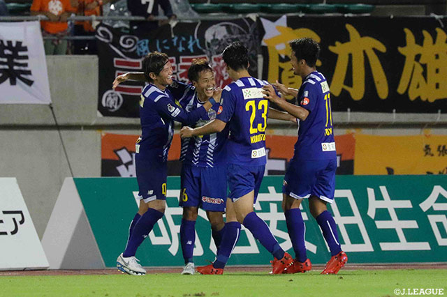 前半43分にこぼれ球にいち早く反応した小林 成豪（#16）が左足で鋭いシュートを放ち山形が先制！【明治安田Ｊ２ 第32節 山口vs山形】