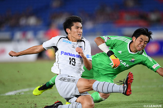 一美 和成（Ｇ大阪）がバックパスを奪い、飛び出したGKを冷静にかわし、無人のゴールに流し込む！【ルヴァンカップ 準々決勝　第2戦 横浜FMvsＧ大阪】