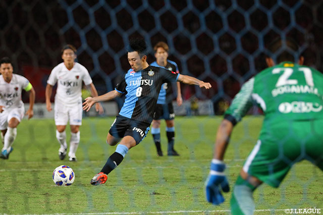 PKのチャンスにキッカーを務めるのは阿部 浩之。GKの逆をつくシュートを放ち川崎Ｆが1点を返す【ルヴァンカップ 準々決勝　第2戦 川崎Ｆvs鹿島】