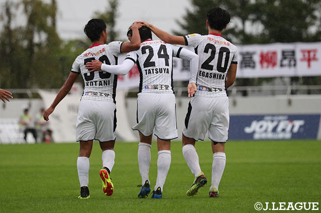 鈴木 達也（盛岡/#24）は勝ち越しゴールを決めチームメイトから祝福された【明治安田Ｊ３ 第22節 盛岡vs鳥取】