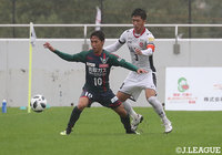 盛岡DF陣の激しいプレスにあいながらも2得点を挙げチームに貴重な勝ち点1をもたらした加藤 潤也（鳥取）【明治安田Ｊ３ 第22節 盛岡vs鳥取】