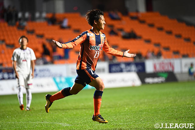 CKのこぼれ球に反応した堂安 憂（長野）は右足を豪快に振りぬき追加点となるゴールを決めた【明治安田Ｊ３ 第22節 長野vs藤枝】