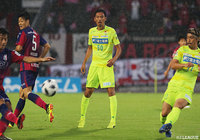 指宿 洋史（千葉）は開始早々に右からのクロスに滑り込みながらシュートを放ち先制ゴールを決めてみせた【明治安田Ｊ２ 第32節 岡山vs千葉】