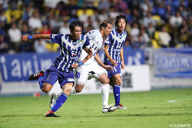激しく競り合うウォン ドゥジェ（福岡）とレアンドロ ドミンゲス（横浜FC）【明治安田Ｊ２ 第26節 福岡vs横浜FC】