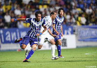 激しく競り合うウォン ドゥジェ（福岡）とレアンドロ ドミンゲス（横浜FC）【明治安田Ｊ２ 第26節 福岡vs横浜FC】