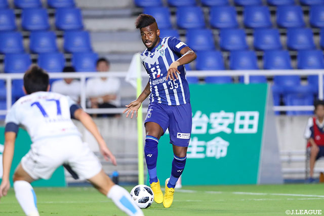 加入後、初のスタメン出場を果たしたレオミネイロ（福岡）だがゴールならず【明治安田Ｊ２ 第26節 福岡vs横浜FC】