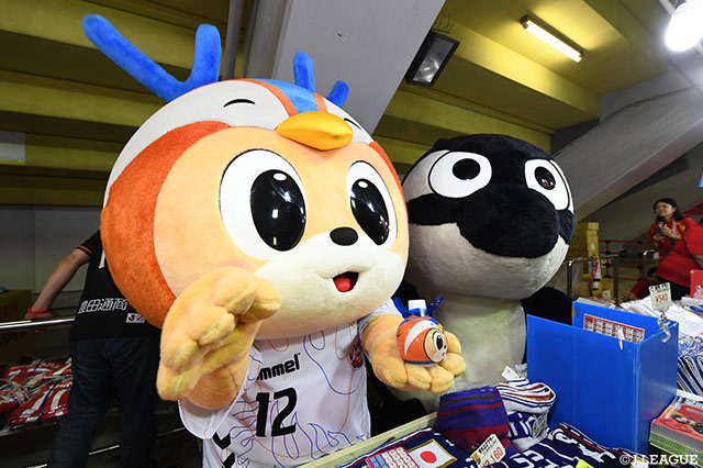 グランパスくんとヴィヴィくんがお店のお手伝い【明治安田Ｊ１ 第26節 名古屋vs長崎】