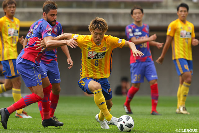 ディエゴ オリヴェイラ（FC東京）とは激しく競り合う板倉 滉（仙台）【明治安田Ｊ１ 第26節 仙台vsFC東京】