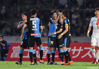 先制した2分後に中村 憲剛（川崎Ｆ/#14）が右足で放ったボレーシュートが決まり、追加点を奪取！【明治安田Ｊ１ 第26節 川崎Ｆvs札幌】