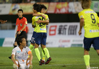 川田 拳登（栃木/#29）がダイレクトで強烈なシュートを放つと右上に突き刺さって同点に追いつく！【明治安田Ｊ２ 第33節 栃木vs愛媛】