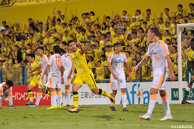 後半ATにクリスティアーノが混戦から強引に右足で押し込んで一矢報いるも…【明治安田Ｊ１ 第26節 柏vs清水】