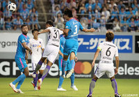 安在 和樹のクロスに高橋 祐治がドンピシャで合わせ、鳥栖が試合終盤にゴールを奪う！高橋にとっては嬉しいＪ１初ゴールとなった【明治安田Ｊ１ 第26節 鳥栖vs広島】