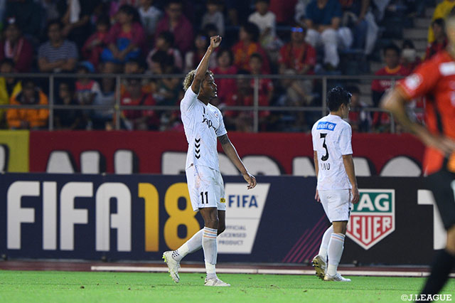 鈴木 武蔵（長崎）が立て続けに2得点を奪いハットトリックを達成！【明治安田Ｊ１ 第26節 名古屋vs長崎】