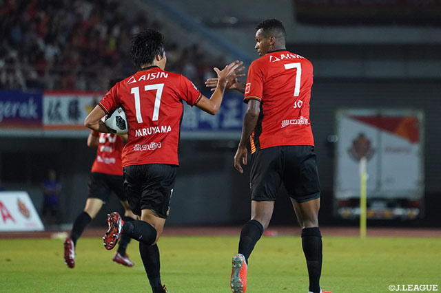 試合終盤にジョー（名古屋）がこの日2得点目となるゴールを奪い1点差に追い上げる【明治安田Ｊ１ 第26節 名古屋vs長崎】