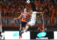 激しい空中戦を繰り広げる酒井 宣福（大宮）と中島 裕希（町田）【明治安田Ｊ２ 第33節 大宮vs町田】