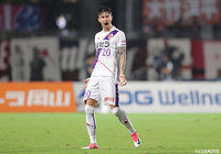 21分、ハーフウェーラインを越えて前を向いたカイオ（京都）が思い切りよく左足を振り抜くと相手GKの頭上を通りゴールネットに突き刺さる！【明治安田Ｊ２ 第33節 岡山vs京都】