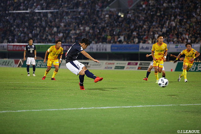 13分、中山 雄希がPKを落ち着いて決めて鹿児島が先制！【明治安田Ｊ３ 第23節 鹿児島vs北九州】