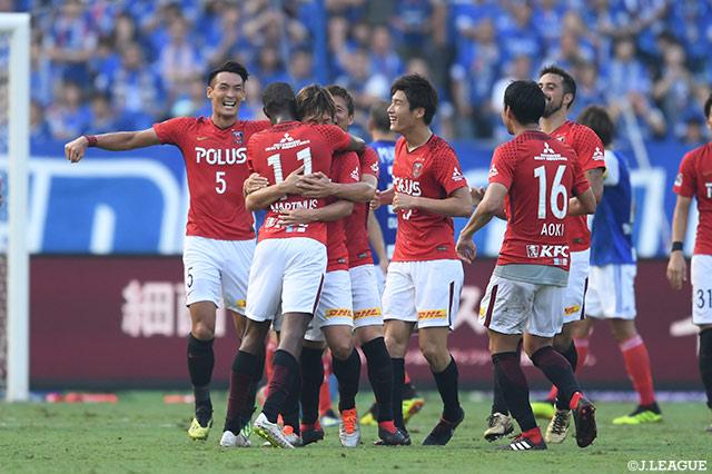 こぼれ球を拾った宇賀神 友弥がミドルレンジから右足を振り抜く！これがゴール右隅に突き刺さり浦和が先制に成功！【明治安田Ｊ１ 第26節 横浜FMvs浦和】