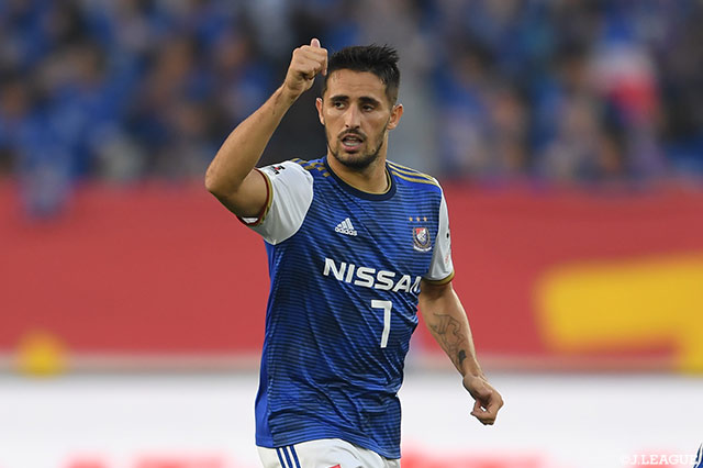 遠藤からのパスを受けたウーゴ ヴィエイラ（横浜FM）が細かいボールタッチでマウリシオ（浦和）をかわしシュート！横浜FMが同点に追いつく【明治安田Ｊ１ 第26節 横浜FMvs浦和】