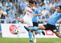 巧みなトラップとボールコントロールでPA内に侵入した伊藤 涼太郎が右足を振り抜いて、アウェイの水戸が先制！【明治安田Ｊ２ 第33節 横浜FCvs水戸】