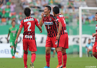 前半7分、安 柄俊（熊本/#9）が先制ゴールを獲得！これが今季10得点目となった【明治安田Ｊ２ 第33節 東京Ｖvs熊本】