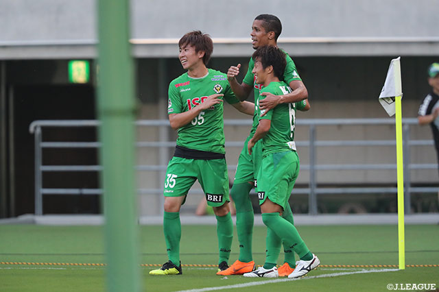 57分、左からのクロスにドウグラスヴィエイラが反応しダイレクトシュート！これが決まり、東京Ｖが逆転に成功！【明治安田Ｊ２ 第33節 東京Ｖvs熊本】