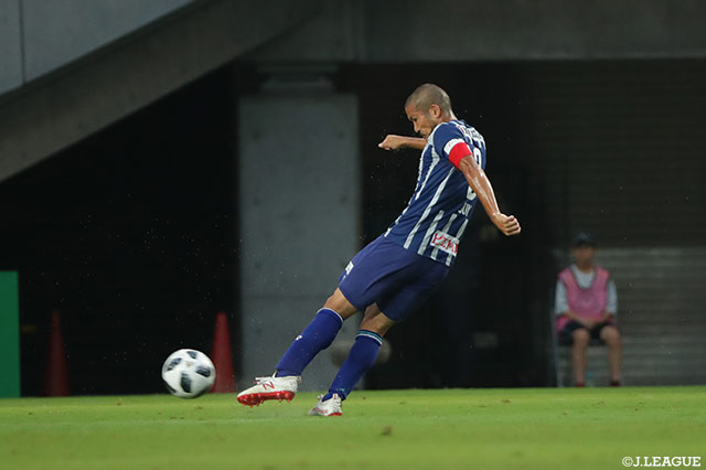 開始13分、鈴木 惇（福岡）がアウト回転の掛かった強烈な一撃をネットに突き刺し先制！【明治安田Ｊ２ 第33節 千葉vs福岡】