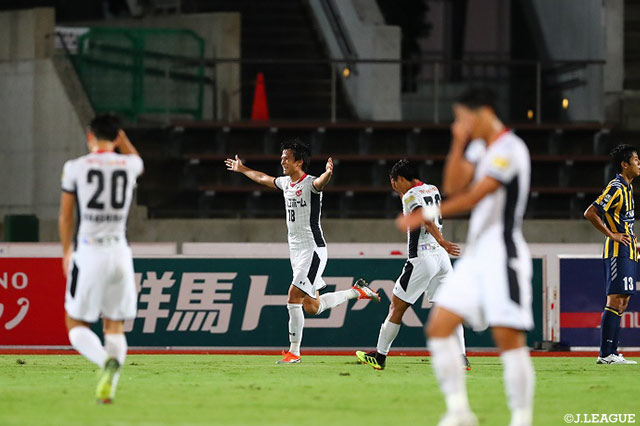 後半20分、味方のシュートはGKに弾かれるが詰めていた宮市 剛（盛岡/#18）がこぼれ球を押し込んで先制に成功！【明治安田Ｊ３ 第24節 群馬vs盛岡】