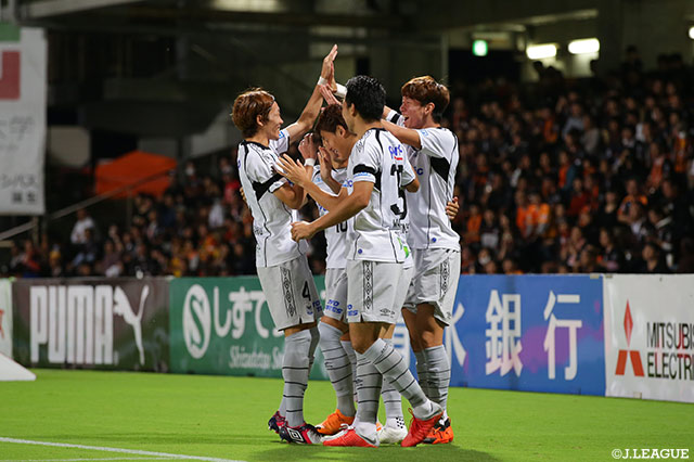 開始1分、右サイドからのクロスにファン ウィジョ（Ｇ大阪）が合わせるとクロスバーを叩くも、回転がかかったボールが落下しゴール方向に向かいオウンゴールを誘発！【明治安田Ｊ１ 第27節 清水vsＧ大阪】