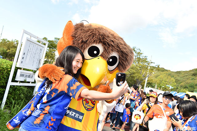 ベガッ太が初めてトラスタに来場！写真撮影には長蛇の列が！【明治安田Ｊ１ 第27節 長崎vs仙台】