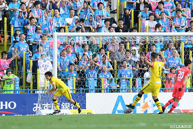 右からのクロスにゴール前でフリーになった瀬川 祐輔（左）が合わせて、ホームの柏が先制！【明治安田Ｊ１ 第27節 柏vs鳥栖】